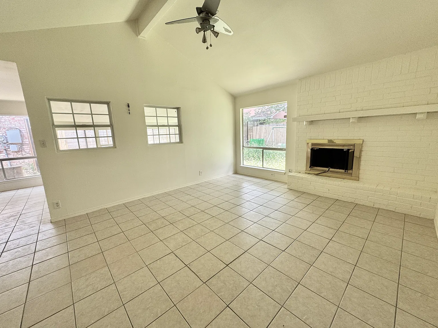 3 bed, 1212 sqft, $2,100 — Photo 3