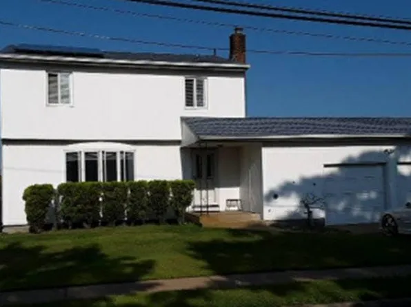 21 Delta Rd, Massapequa, NY 11758