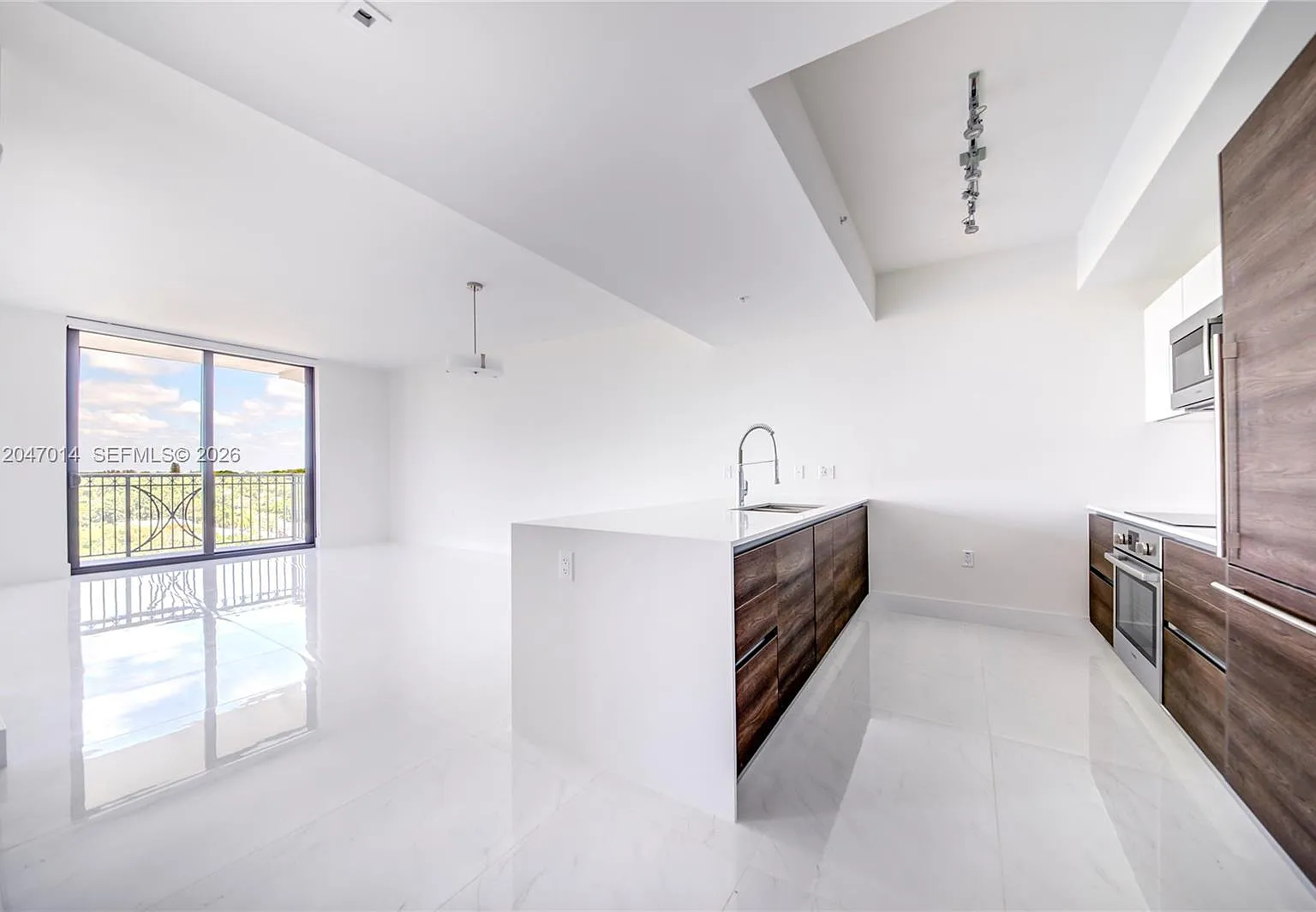 Merrick Manor Condo — Photo 4
