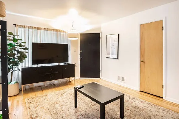 Walkable downtown 2 bedroom — Photo 2