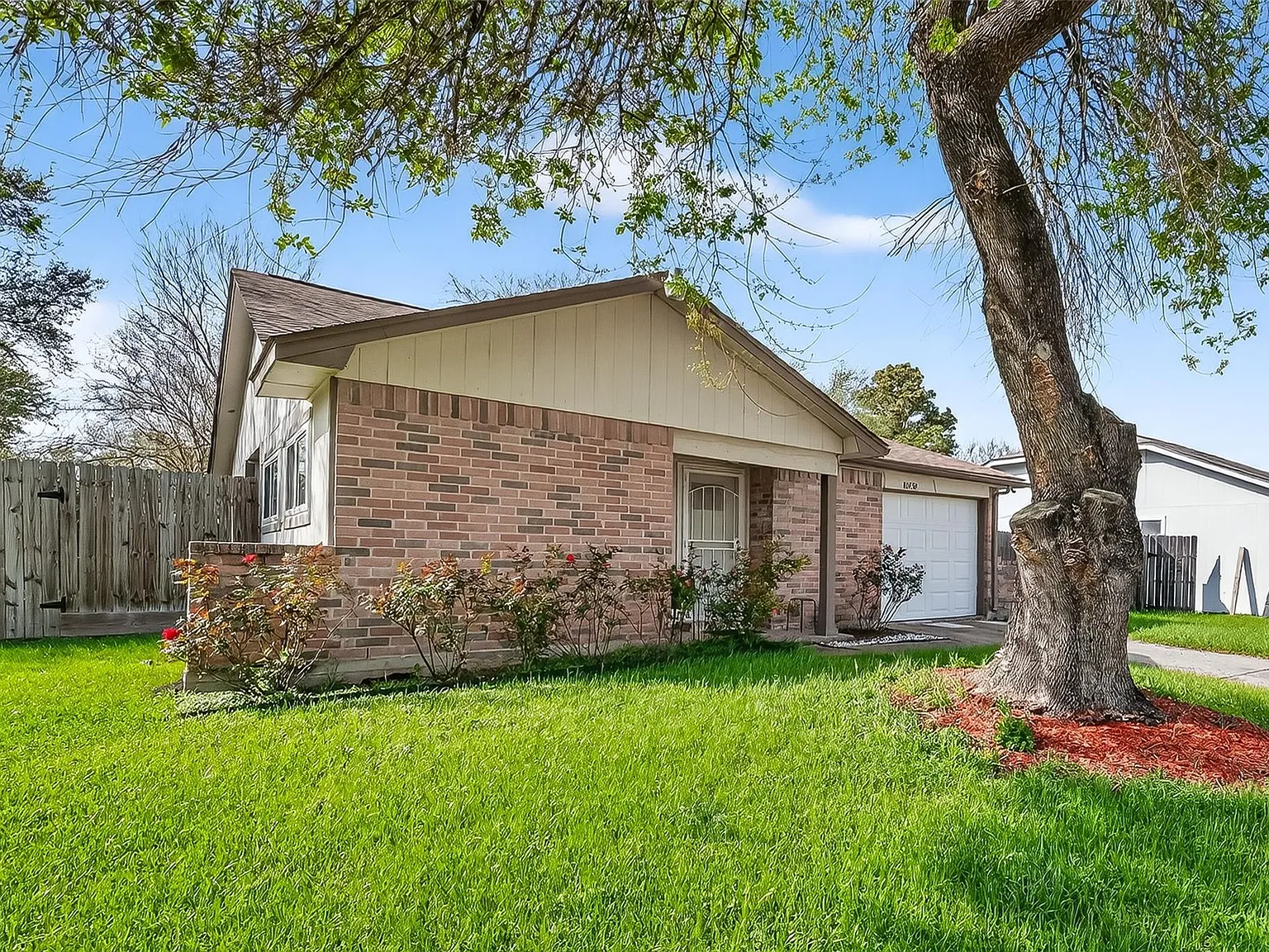 2 bed, 1.0 bath, 939 sqft, $1,550 — Photo 2