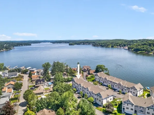 33 Catamaran Ct, Mount Arlington Boro, NJ 07856