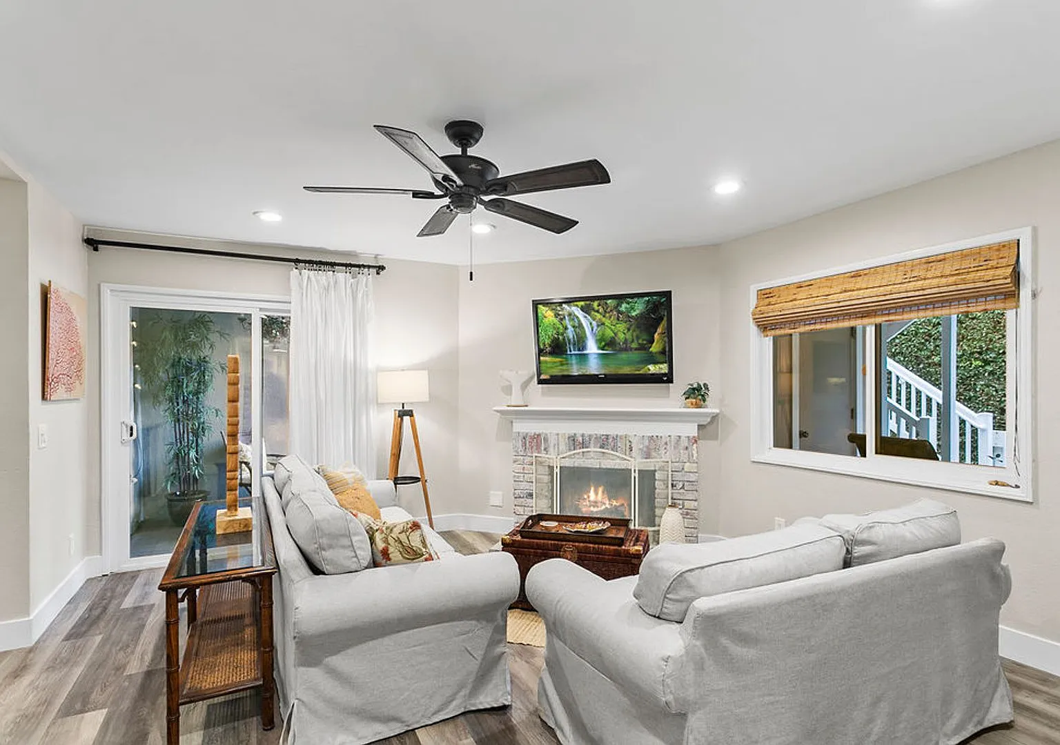 Beautiful 3 Bedroom Furnished Condo - Just Steps Away from Strands Vista and Beach! — Photo 2