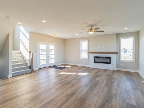 17151 Plum Dr, Urbandale, IA 50323