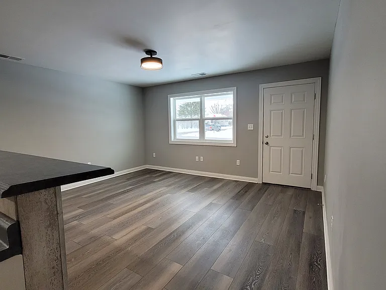 640 W Walnut St — Photo 7