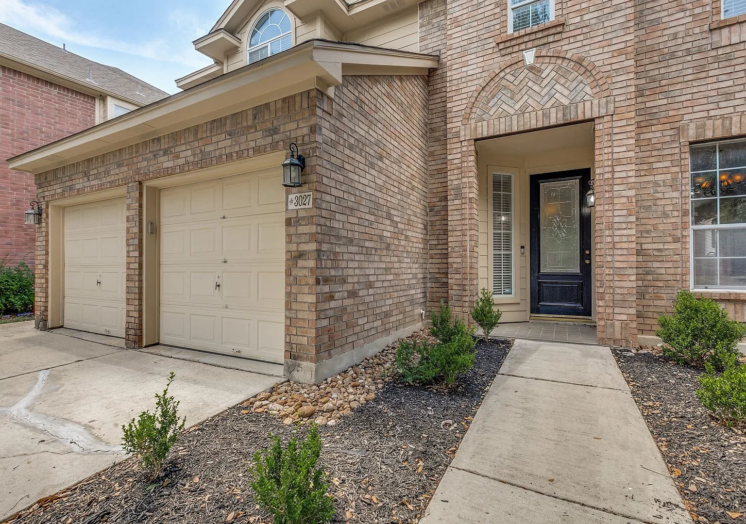 Charming 3 Bedroom 2.5 Baths located in Fall Creek! — Photo 3