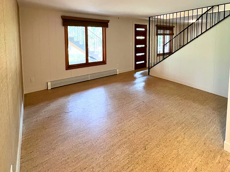 198 Kelly Rd E — Photo 15