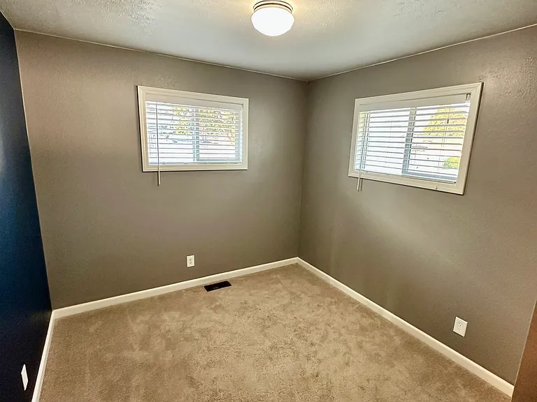 5411 N Oak St — Photo 10