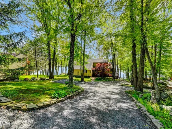 33 Rockpoint Ct, Lake Ariel, PA 18436