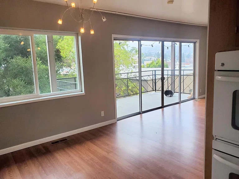 581 Merritt Ave — Photo 6