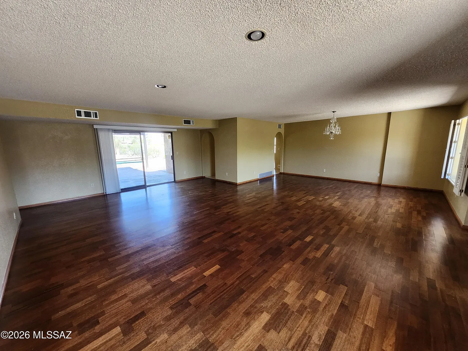 4 bed, 2.0 bath, 2372 sqft, $2,895 — Photo 4
