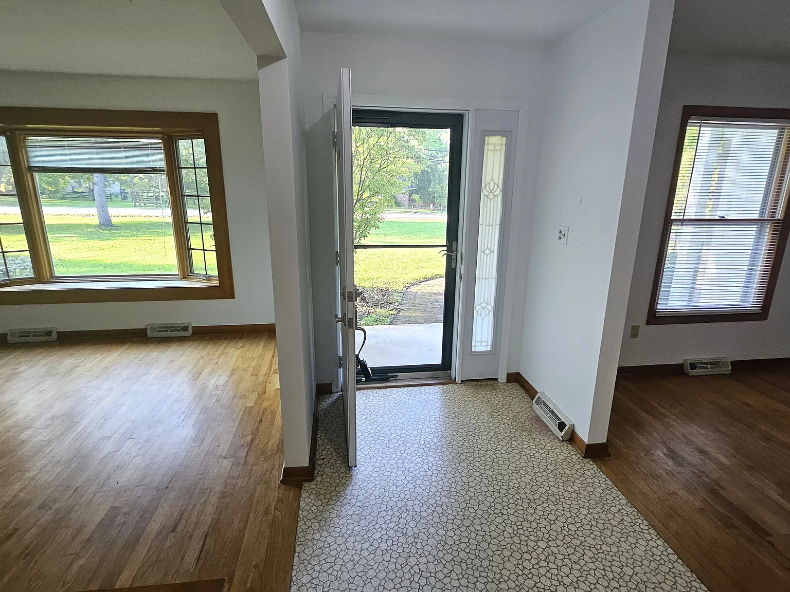 3 bed, 1.5 bath, 1391 sqft, $2,400 — Photo 3