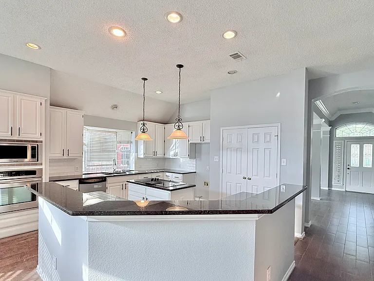 2681 Hillside Dr — Photo 4
