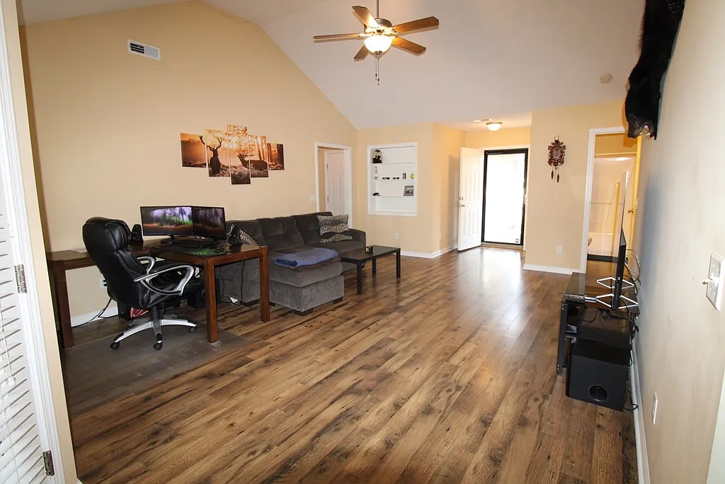 3 bed, 2.0 bath, 1277 sqft, $1,450 — Photo 4