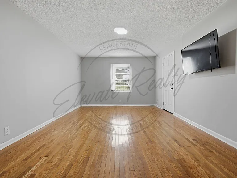 703 Linden Grn — Photo 6