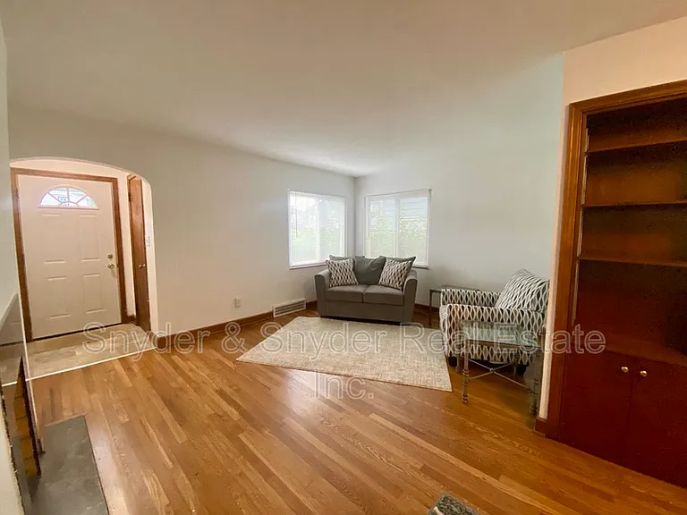 1093 N Main St — Photo 4