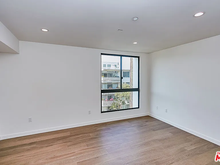 328 N Maple Dr #303 — Photo 12