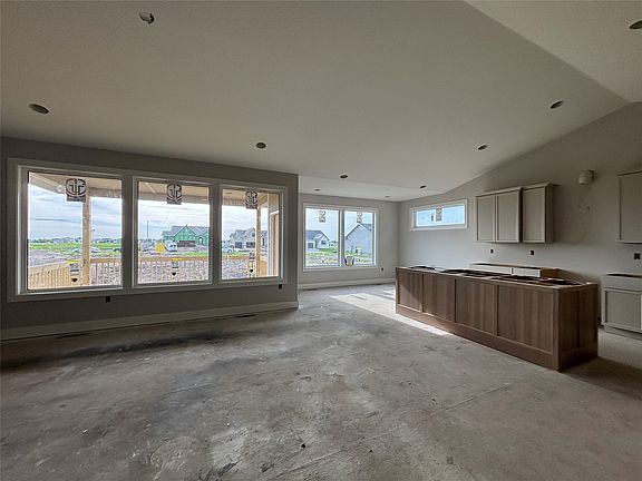3rd image of 4715 178th St