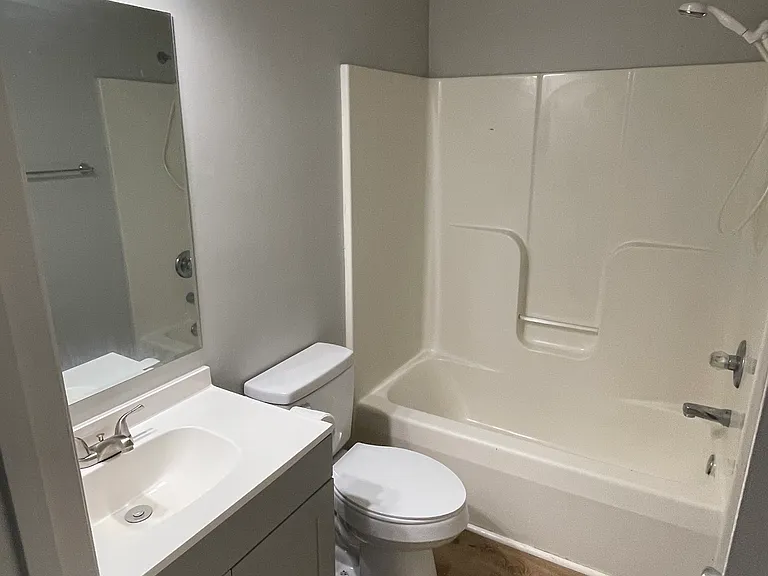 432 Chambers St — Photo 3