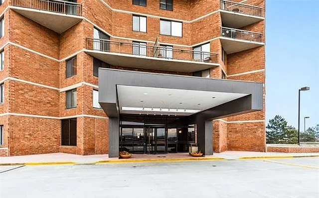 616 Harmon Cove Tower — Photo 12
