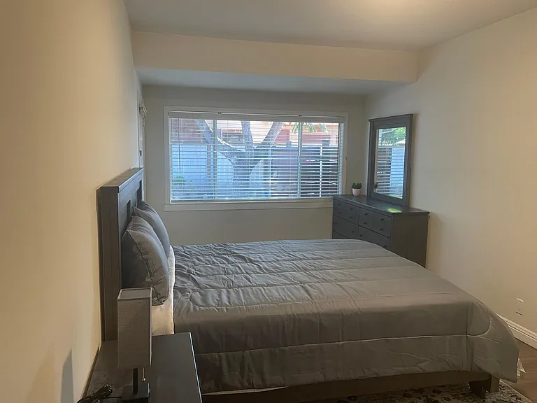 110 Gladys Ave #B — Photo 33
