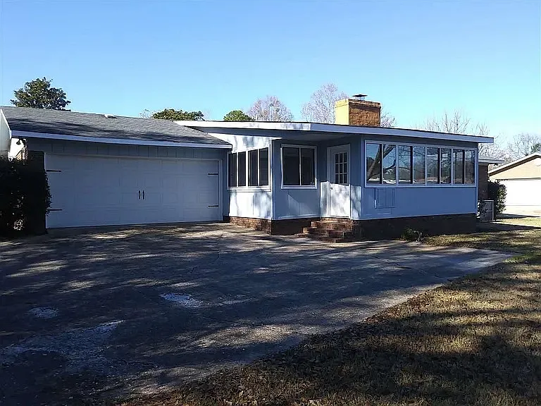 307 Cornell Dr — Photo 2
