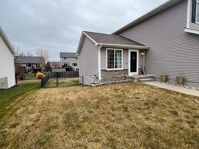 685 SE Ashton Ct — Photo 3