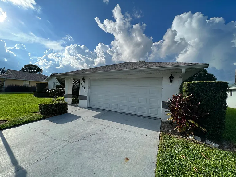 2220 Jackson Heights Dr — Photo 2