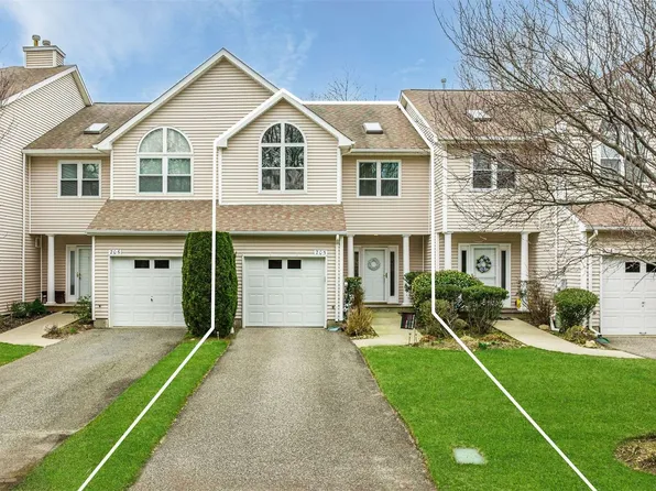 205 Bayberry Path, Riverhead, NY 11901