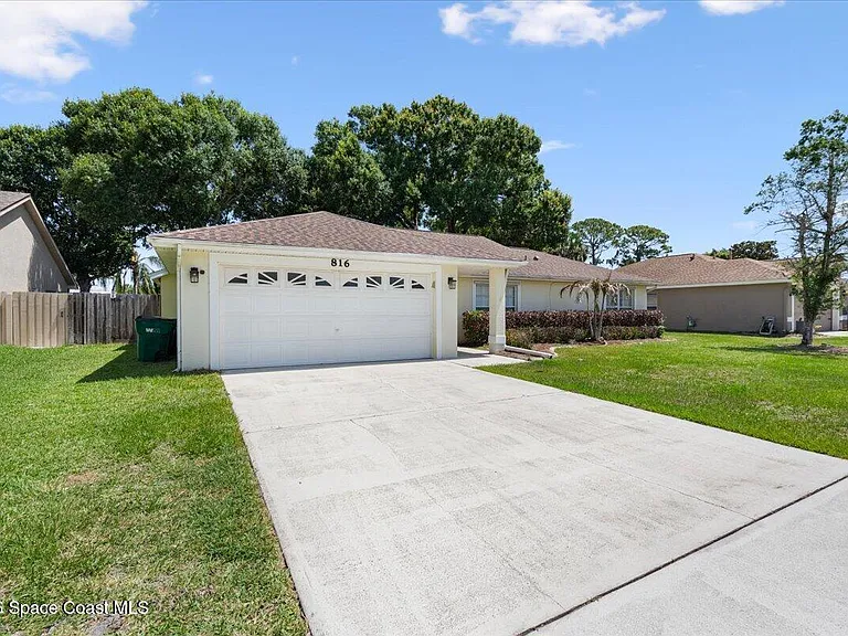 816 Hunters Creek Dr — Photo 3