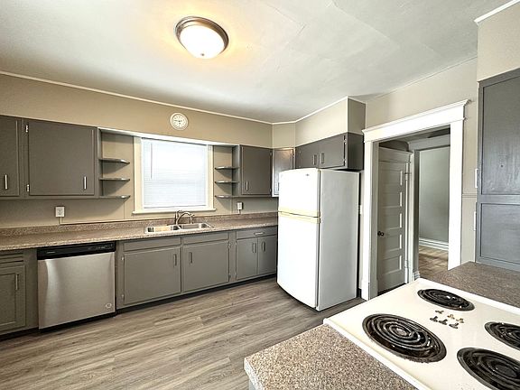 4th image of 823 N 11th Ave E