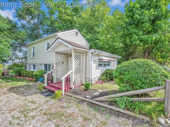 219 Brittain Dr, Lake Orion, MI 48362