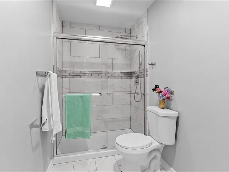 1118 Splitlog Ave — Photo 9