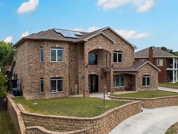 3rd image of 8 W Lakeshore Dr