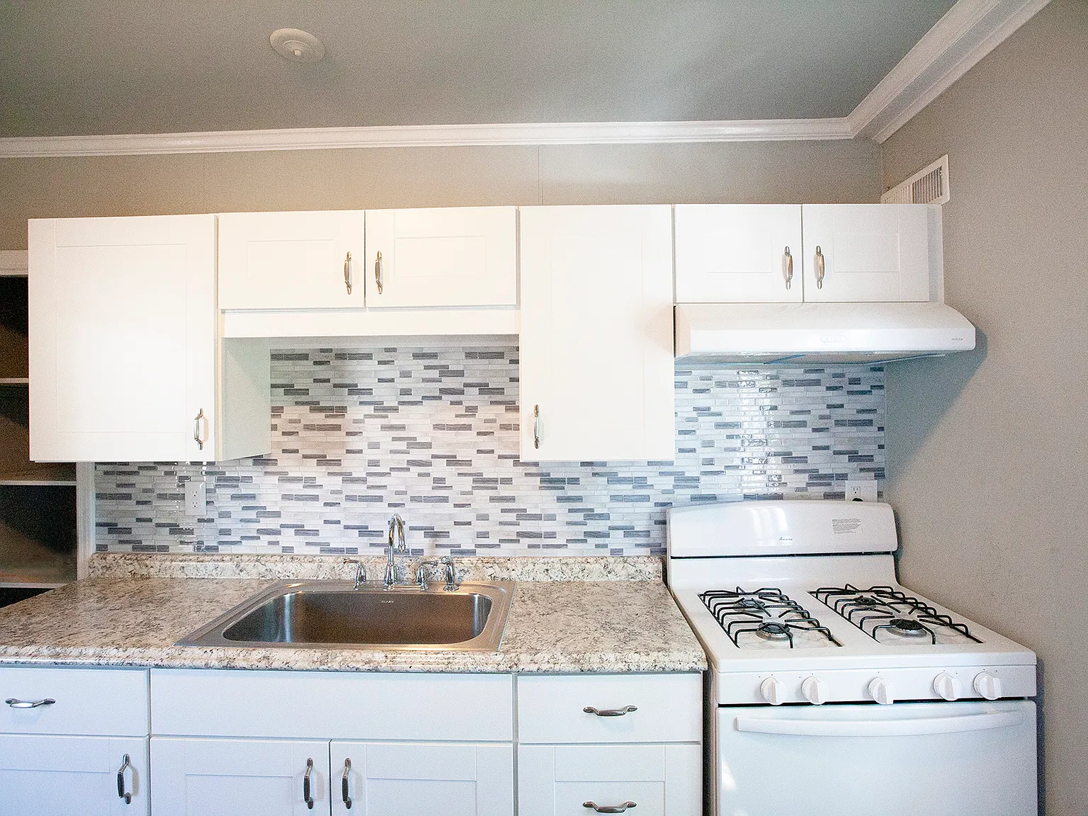 25 S Finley Ave — Photo 4