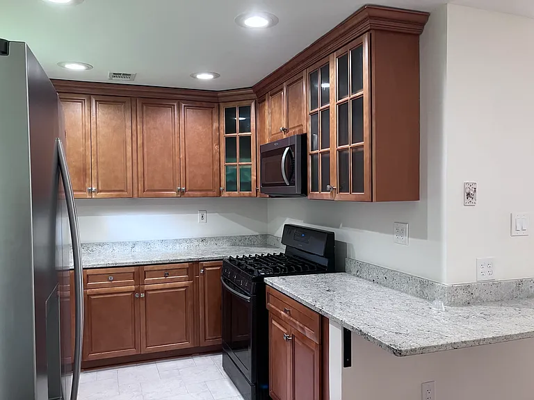 1306 Everett Ave — Photo 4