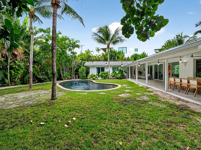 385 Harbor Ct — Photo 37