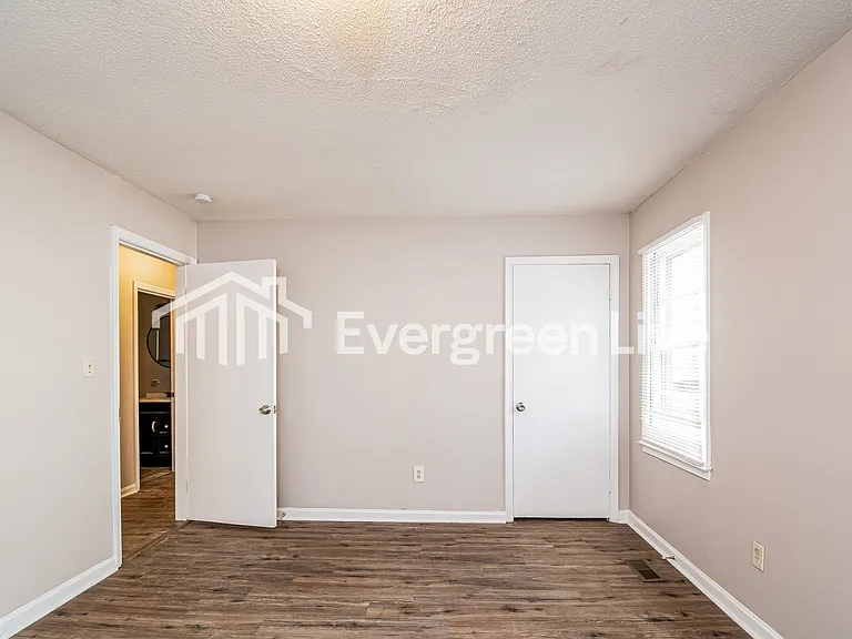 2716 Shaftsbury St — Photo 11