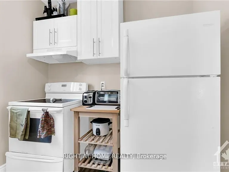 24 Desjardins Ave — Photo 11