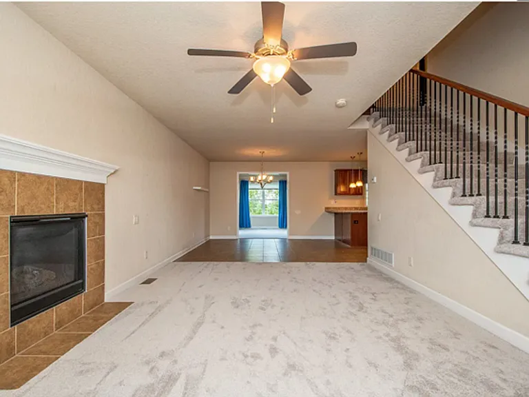 2104 NE Oak Dr — Photo 2