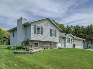 422 W Mohawk Trl, Deforest, WI 53532