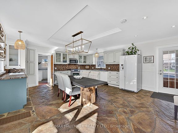 4th image of 84 Wellington St E
