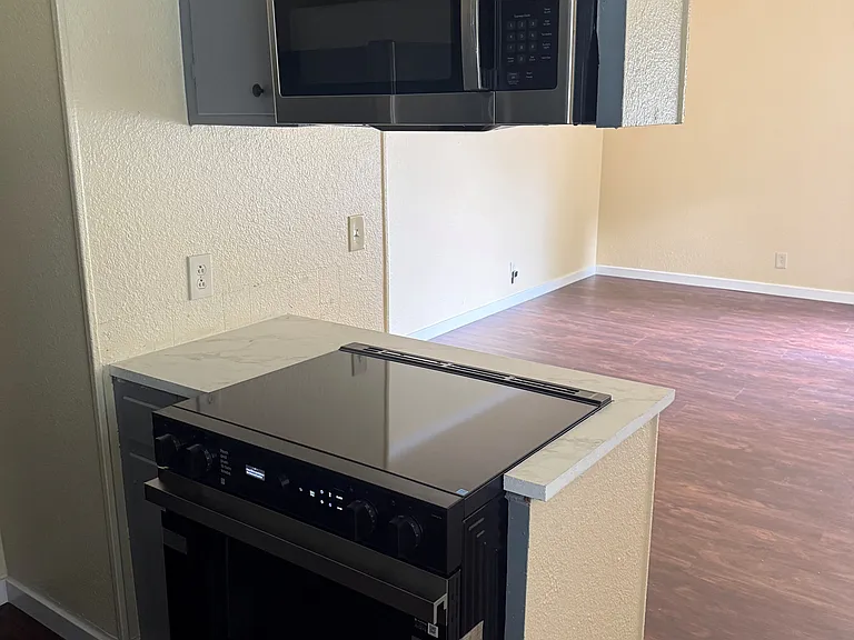 205 N Florene St #B — Photo 12