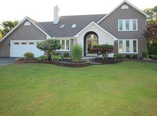 38 Chippenham Dr, Penfield, NY 14526