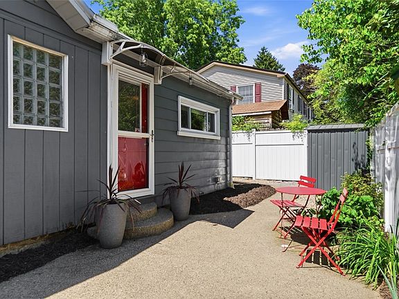 4th image of 302 3rd St