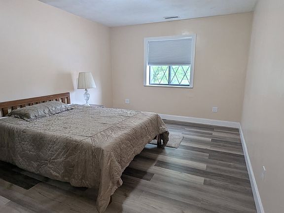1 bedroom apartment - bedroom optional to stay.