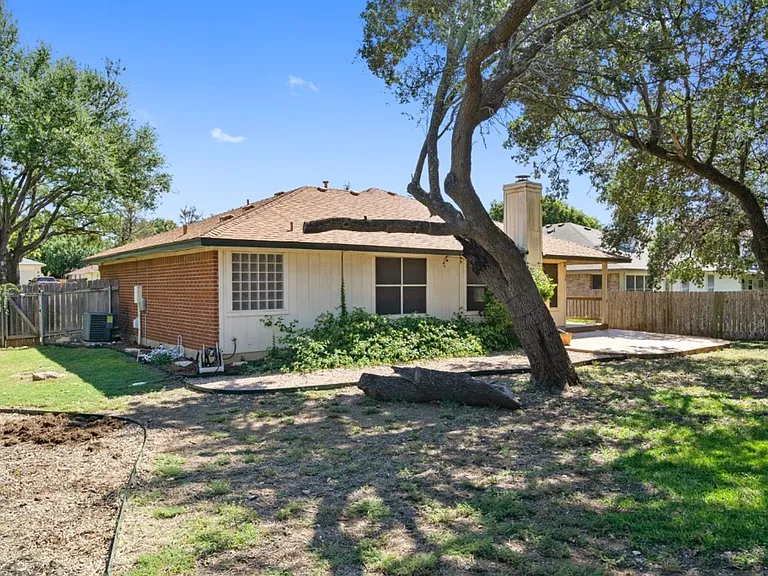 1514 Royce Ln — Photo 24