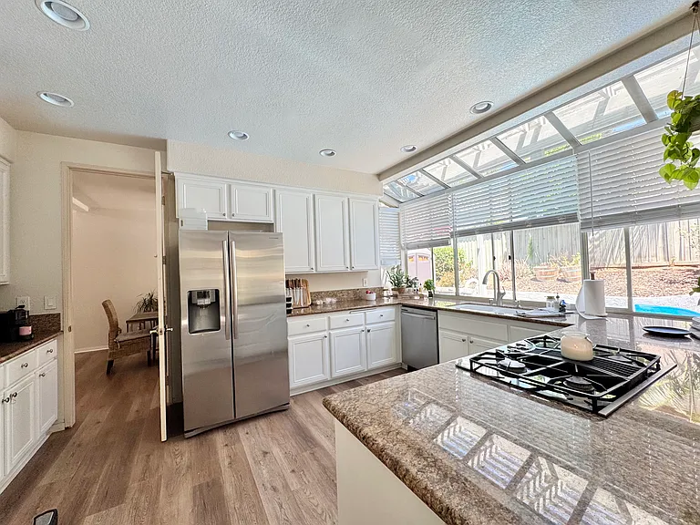 1551 Sapphire Ln — Photo 4