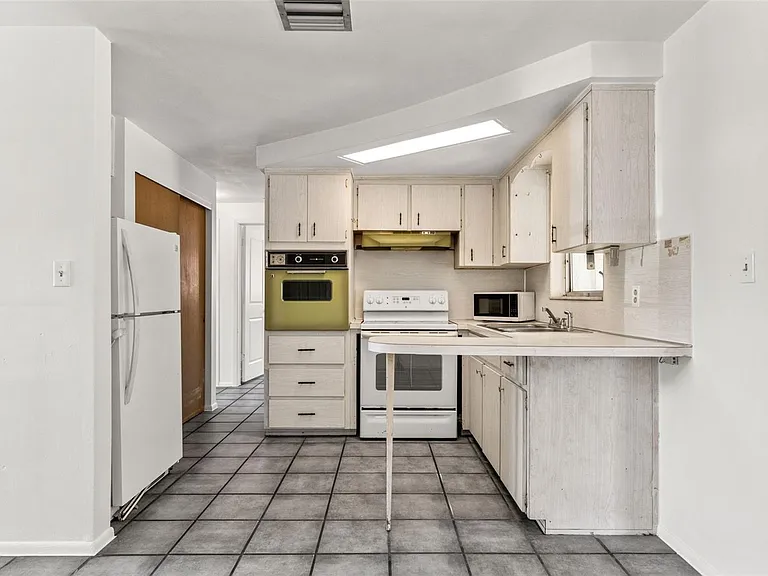 1050 Saxon Ln — Photo 11