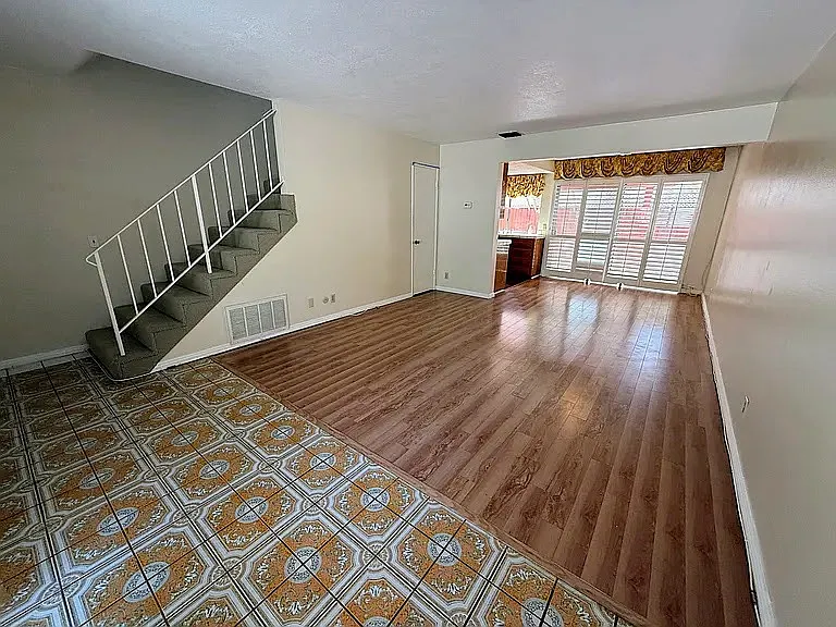 1134 W Huntington Dr — Photo 2